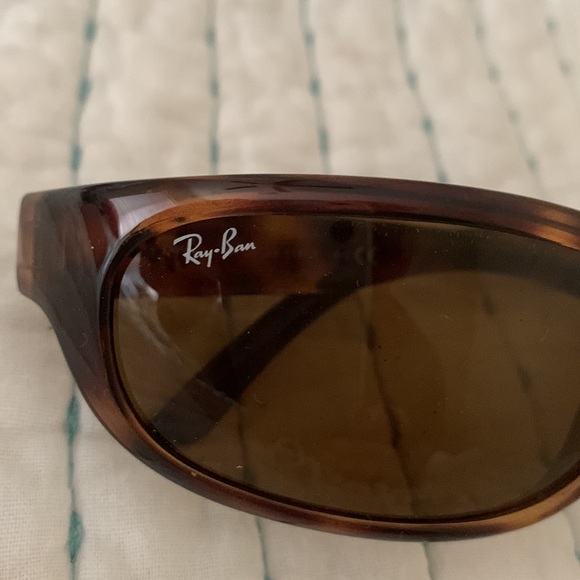 Ray-Ban women’s sunglasses tortoise shell frames - Picture 4 of 9